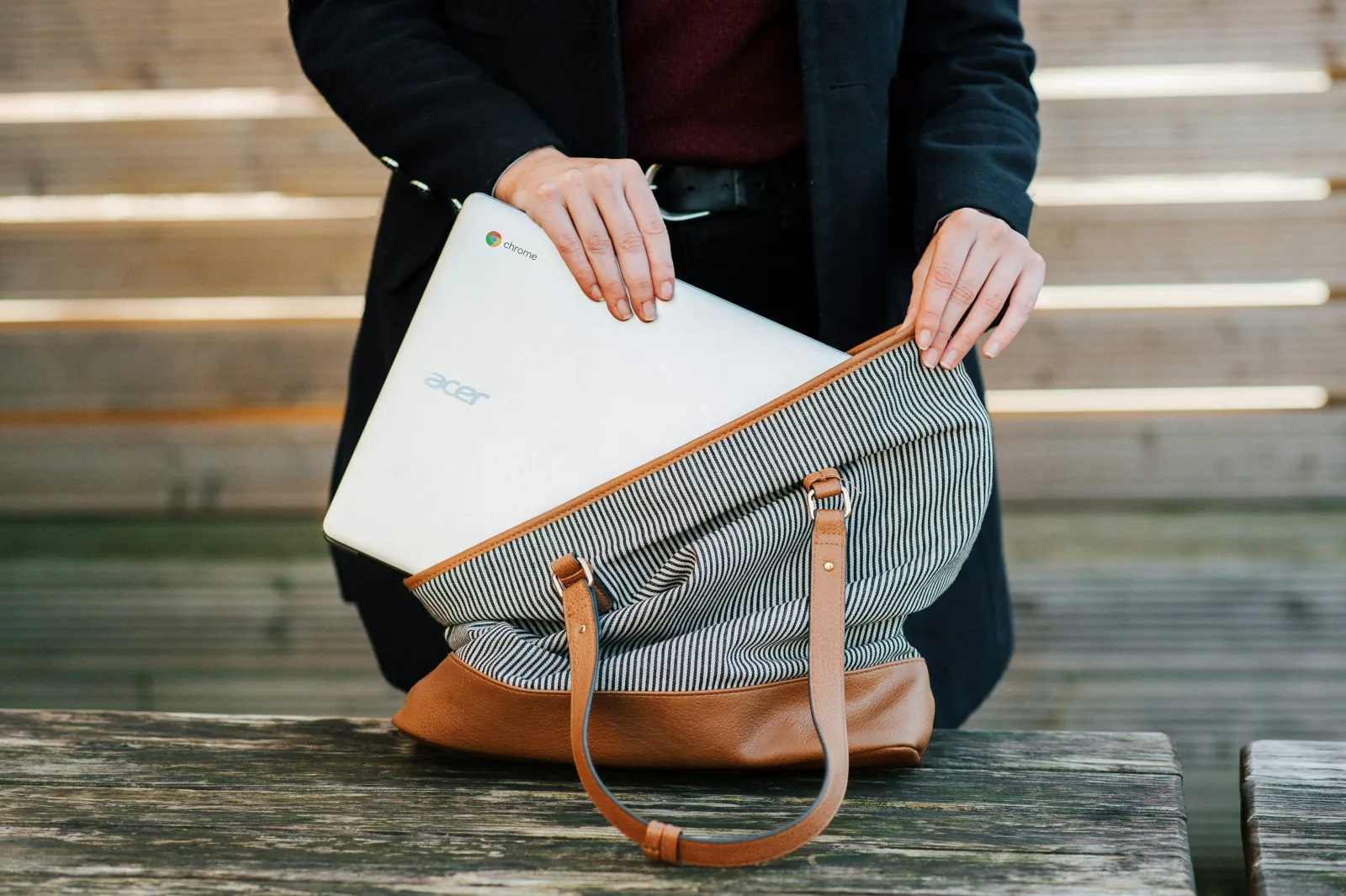 Bewerber:in – Laptop in Tasche